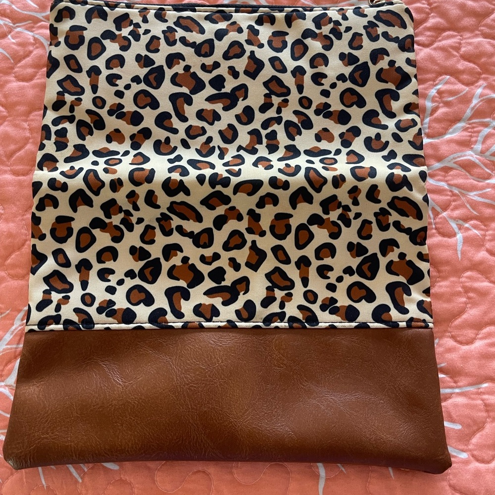 Cute bag that can also be a clutch. Half cheetah/half brown.